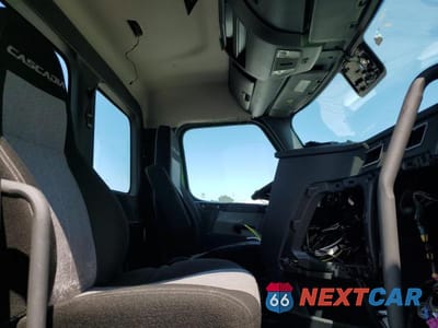 Zdjęcie 6 z 10 samochodu: 2021 FREIGHTLINER CASCADIA 116 SEMI TRUCK VIN:1FUJHTDV8MLMM8326 - miniatura