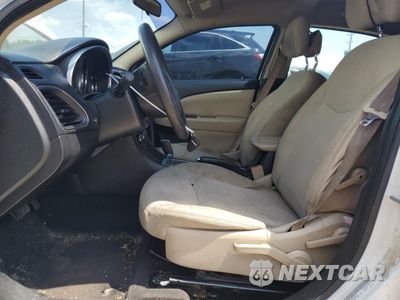 Zdjęcie 7 z 12 samochodu: 2013 CHRYSLER 200 LX VIN:1C3CCBAB5DN698828 - miniatura
