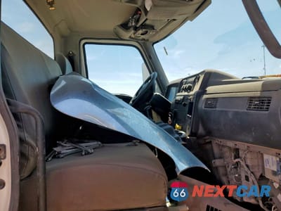 Piąte zdjęcie samochodu w środku: 2019 INTERNATIONAL MV607 TRUCK CAB AND CHASSIS VIN:3HAEUMML6KL284970 - miniatura