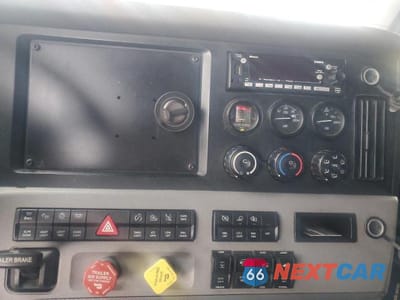 Zdjęcie 9 z 10 samochodu: 2022 FREIGHTLINER CASCADIA 126 VIN:3AKJHHDRXNSNG7836 - miniatura