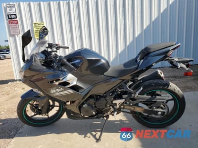 Trzecie zdjęcie samochodu z tyłu: 2022 KAWASAKI EX400 VIN:JKAEXKH18NDAH5676 - miniatura
