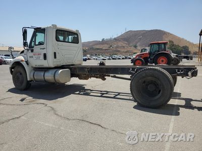 Trzecie zdjęcie samochodu z tyłu: 2010 INTERNATIONAL 4300 TRUCK CAB AND CHASSIS VIN:1HTMMAAN2AH281004 - miniatura