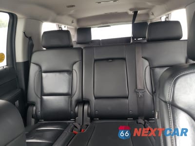 Zdjęcie 10 z 14 samochodu: 2020 CHEVROLET SUBURBAN K1500 LT VIN:1GNSKHKC3LR302849 - miniatura