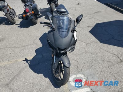 Piąte zdjęcie samochodu w środku: 2020 YAMAHA YZFR3 A VIN:MH3RH18Y1LK004908 - miniatura