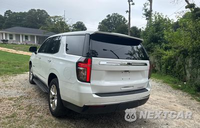 Trzecie zdjęcie samochodu z tyłu: 2022 CHEVROLET TAHOE C1500 VIN:1GNSCLED8NR250416 - miniatura