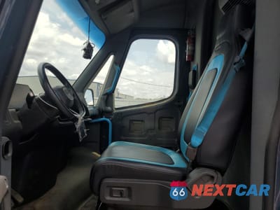 Zdjęcie 7 z 15 samochodu: 2023 RIVIAN EDV 700 VIN:7FCEHEB77PN007993 - miniatura