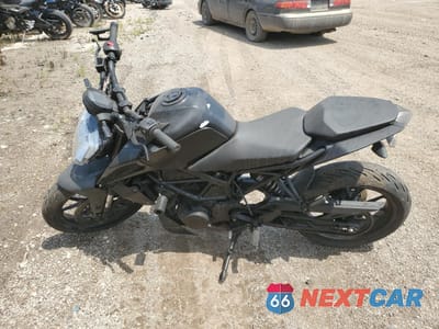 Trzecie zdjęcie samochodu z tyłu: 2023 KTM 200 DUKE VIN:MD2JPC409PC020973 - miniatura