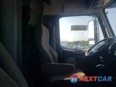 Piąte zdjęcie samochodu w środku: 2014 VOLVO VN VNL - TRUCKS SEMI TRUCK VIN:4V4NC9EH4EN138932 - miniatura