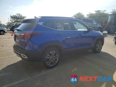 Trzecie zdjęcie samochodu z tyłu: 2021 KIA SELTOS S VIN:KNDEU2AA0M7215579 - miniatura