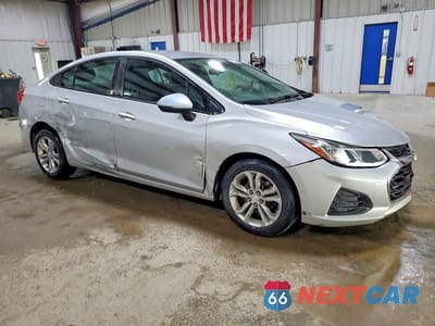 Czwarte zdjęcie samochodu z boku: 2019 CHEVROLET CRUZE LS VIN:1G1BC5SM3K7148837 - miniatura