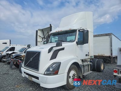2017 VOLVO VNL SEMI TRUCK 4V4N39TG9HN988182 - główne zdjęcie licytacji z USA - miniatura