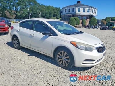 Czwarte zdjęcie samochodu z boku: 2014 KIA FORTE LX VIN:KNAFX4A66E5206964 - miniatura