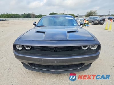 Piąte zdjęcie samochodu w środku: 2020 DODGE CHALLENGER SXT VIN:2C3CDZAG9LH113015 - miniatura