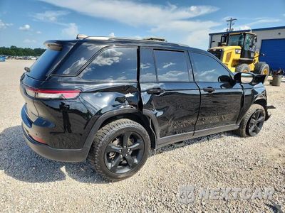 Trzecie zdjęcie samochodu z tyłu: 2023 JEEP GRAND CHEROKEE LAREDO VIN:1C4RJHAGXPC561135 - miniatura