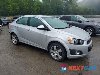 Czwarte zdjęcie samochodu z boku: 2012 CHEVROLET SONIC LTZ VIN:1G1JE5SH9C4157800 - miniatura