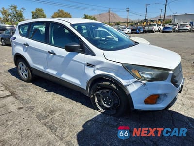 Czwarte zdjęcie samochodu z boku: 2018 FORD ESCAPE S VIN:1FMCU0F7XJUA36516 - miniatura