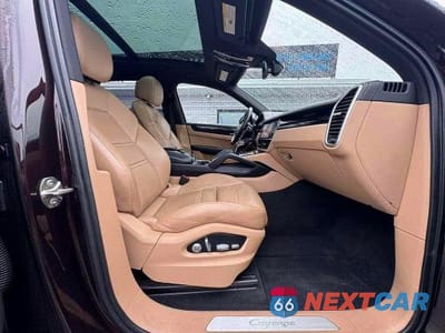 Piąte zdjęcie samochodu w środku: 2021 PORSCHE CAYENNE VIN:WP1AA2AY2MDA03187 - miniatura