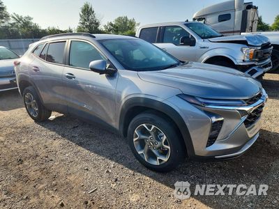 Czwarte zdjęcie samochodu z boku: 2025 CHEVROLET TRAX 1LT VIN:KL77LHEP6SC244194 - miniatura