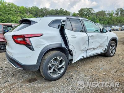 Trzecie zdjęcie samochodu z tyłu: 2025 CHEVROLET TRAX 1LT VIN:KL77LHEP4SC251533 - miniatura