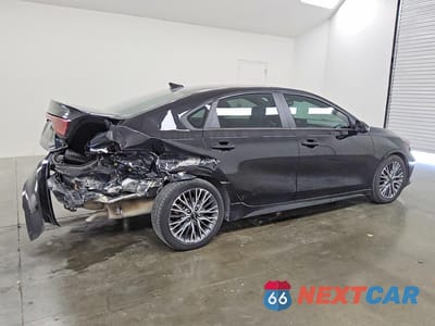 Trzecie zdjęcie samochodu z tyłu: 2023 KIA FORTE GT LINE VIN:3KPF54AD9PE660947 - miniatura