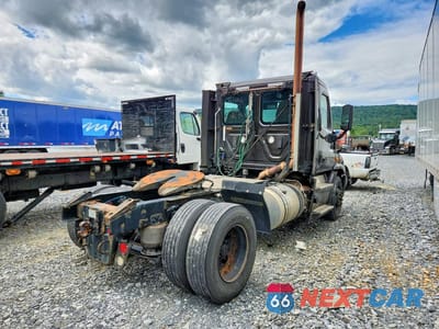 Trzecie zdjęcie samochodu z tyłu: 2017 FREIGHTLINER CASCADIA 113 SEMI TRUCK VIN:1FUBGBDVXHLHH2528 - miniatura