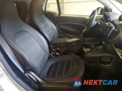 Zdjęcie 10 z 12 samochodu: 2018 SMART FORTWO VIN:WMEFJ9BA5JK283701 - miniatura