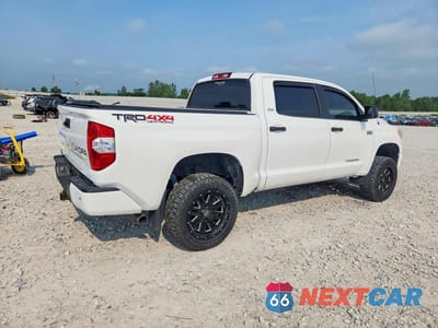 Trzecie zdjęcie samochodu z tyłu: 2017 TOYOTA TUNDRA SR5 VIN:5TFDY5F17HX637381 - miniatura