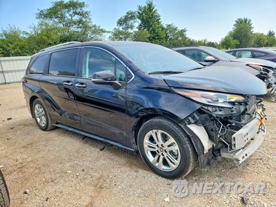 Czwarte zdjęcie samochodu z boku: 2023 TOYOTA SIENNA PLATINUM 7-PASSENGER VIN:5TDESKFC7PS101296 - miniatura
