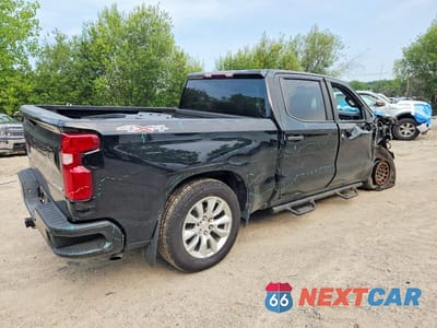 Trzecie zdjęcie samochodu z tyłu: 2021 CHEVROLET SILVERADO K1500 CUSTOM VIN:1GCPYBEK7MZ240175 - miniatura