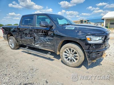 Czwarte zdjęcie samochodu z boku: 2023 RAM 1500 LARAMIE VIN:1C6RREJT9PN654535 - miniatura