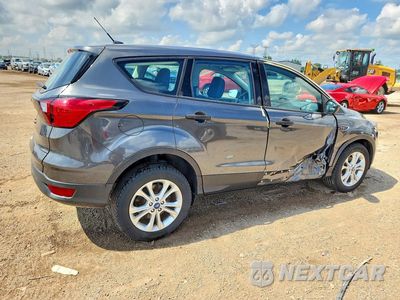 Trzecie zdjęcie samochodu z tyłu: 2019 FORD ESCAPE S VIN:1FMCU0F79KUA92884 - miniatura