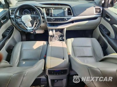 Zdjęcie 8 z 13 samochodu: 2018 TOYOTA HIGHLANDER XLE VIN:5TDJZRFH6JS554170 - miniatura