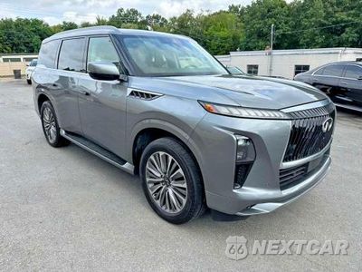 Czwarte zdjęcie samochodu z boku: 2025 INFINITI QX80 SENSORY VIN:JN8AZ3DB3S9402007 - miniatura