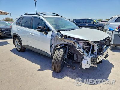 Czwarte zdjęcie samochodu z boku: 2023 TOYOTA RAV4 XLE PREMIUM VIN:2T3C1RFV5PW280859 - miniatura