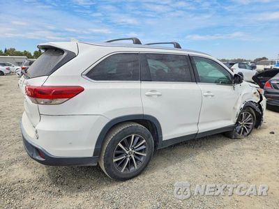 Trzecie zdjęcie samochodu z tyłu: 2019 TOYOTA HIGHLANDER XLE VIN:5TDKZRFH0KS307491 - miniatura