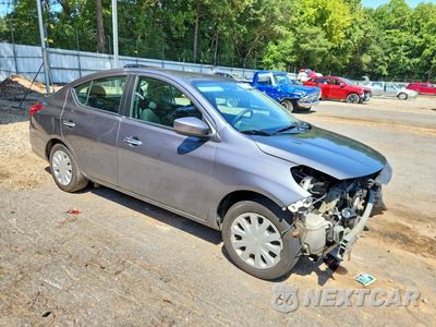 Czwarte zdjęcie samochodu z boku: 2019 NISSAN VERSA SV VIN:3N1CN7AP6KL860142 - miniatura