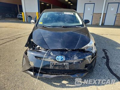 Piąte zdjęcie samochodu w środku: 2017 TOYOTA PRIUS THREE VIN:JTDKARFU0H3051707 - miniatura