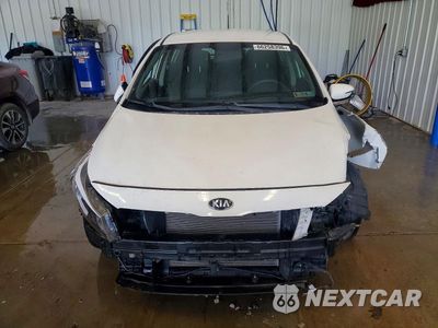 Piąte zdjęcie samochodu w środku: 2018 KIA FORTE5 LX VIN:KNAFK5A84J5774114 - miniatura
