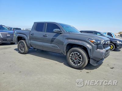Czwarte zdjęcie samochodu z boku: 2025 TOYOTA TACOMA TRD SPORT VIN:3TMLB5JN8SM175370 - miniatura