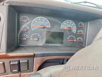 Zdjęcie 9 z 13 samochodu: 2014 VOLVO VNL SEMI TRUCK VIN:4V4NC9EH5EN170384 - miniatura