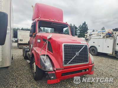 Czwarte zdjęcie samochodu z boku: 2010 VOLVO VNL SEMI TRUCK VIN:4V4NC9TG2AN291510 - miniatura