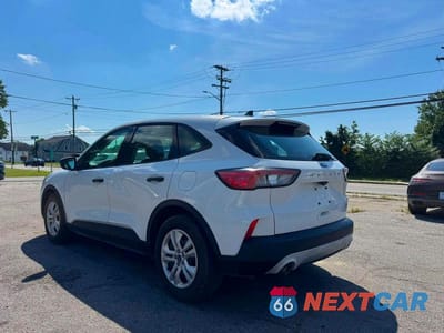 Trzecie zdjęcie samochodu z tyłu: 2020 FORD ESCAPE S VIN:1FMCU0F69LUA21662 - miniatura
