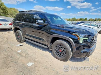 Czwarte zdjęcie samochodu z boku: 2025 TOYOTA SEQUOIA TRD PRO VIN:7SVAAABA8SX063313 - miniatura