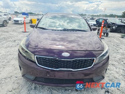 Piąte zdjęcie samochodu w środku: 2018 KIA FORTE LX VIN:3KPFL4A73JE193497 - miniatura