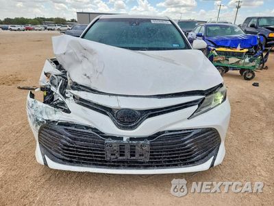 Piąte zdjęcie samochodu w środku: 2018 TOYOTA CAMRY LE VIN:4T1B11HK3JU628660 - miniatura