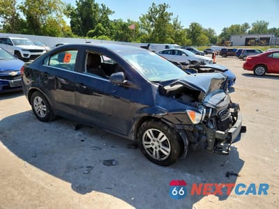 Czwarte zdjęcie samochodu z boku: 2015 CHEVROLET SONIC LT VIN:1G1JC5SH8F4140609 - miniatura
