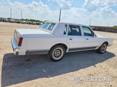Trzecie zdjęcie samochodu z tyłu: 1988 LINCOLN TOWN CAR VIN:1LNBM81F9JY658834 - miniatura