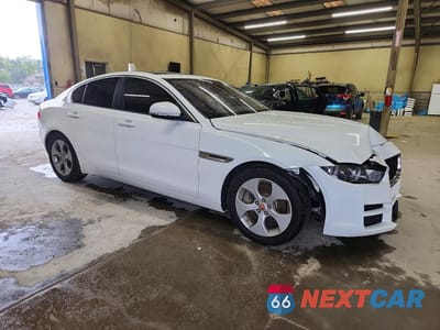 Czwarte zdjęcie samochodu z boku: 2018 JAGUAR XE VIN:SAJAR4FX1JCP34590 - miniatura