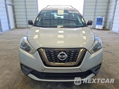 Piąte zdjęcie samochodu w środku: 2019 NISSAN KICKS SR VIN:3N1CP5CU8KL531024 - miniatura