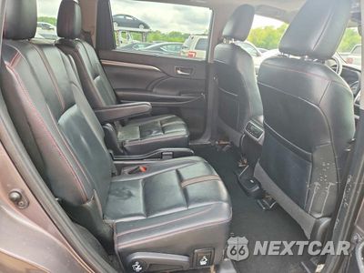 Zdjęcie 11 z 13 samochodu: 2019 TOYOTA HIGHLANDER SE VIN:5TDJZRFH9KS572440 - miniatura
